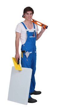 年輕的商人冒充自己的工具和材料