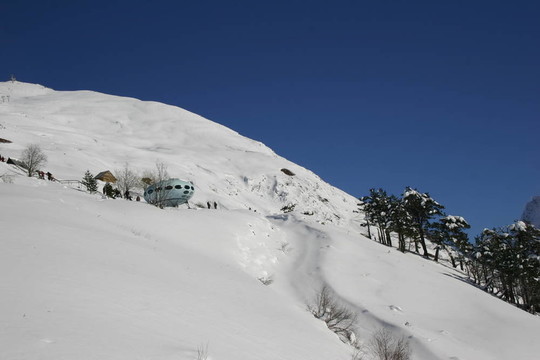 高山；冬季；晴天