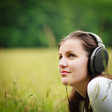一個漂亮的年輕女人在聽音樂
