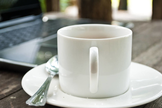 咖啡杯和筆記本電腦。