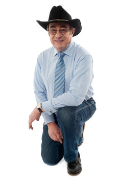 戴著牛仔帽的微笑男子