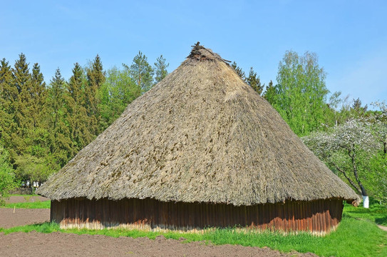 古代傳統(tǒng)烏克蘭農(nóng)村谷倉用稻草屋頂