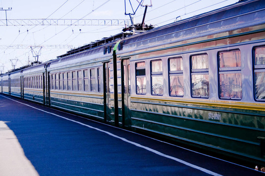 電動火車停下來