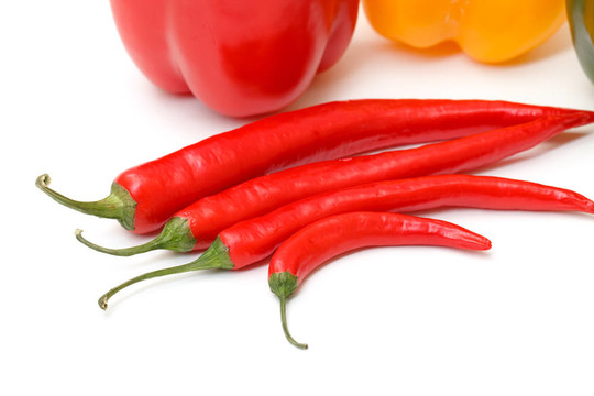 在白色背景的Chili pepper和紅辣椒