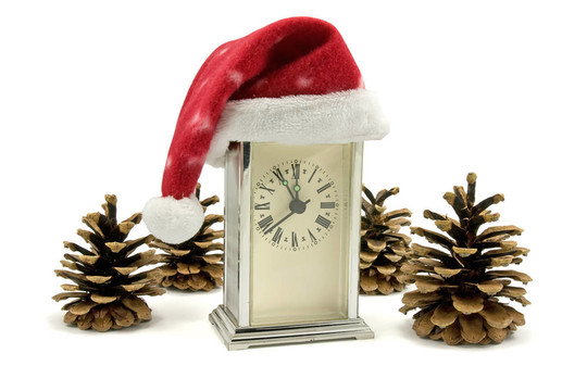 帶有Santa帽和松果的鐘