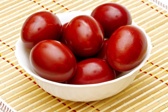 紅色的復(fù)活節(jié)彩蛋