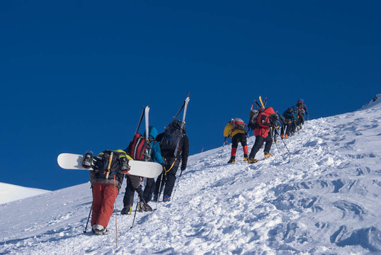 用雪橇和滑雪板登山組