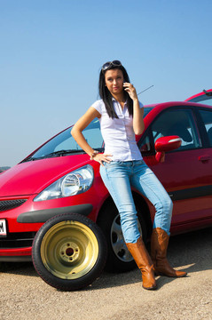 車上爆胎的婦女