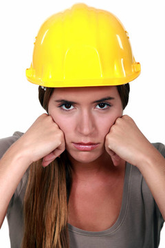 憤怒的女建筑工人。