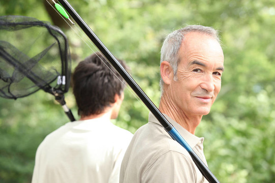 男人去釣魚