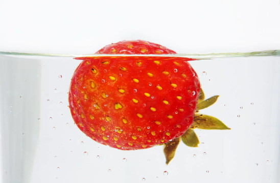 草莓在水