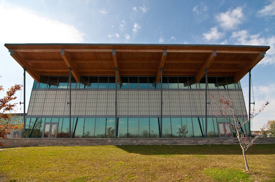 社區(qū)游泳池建筑