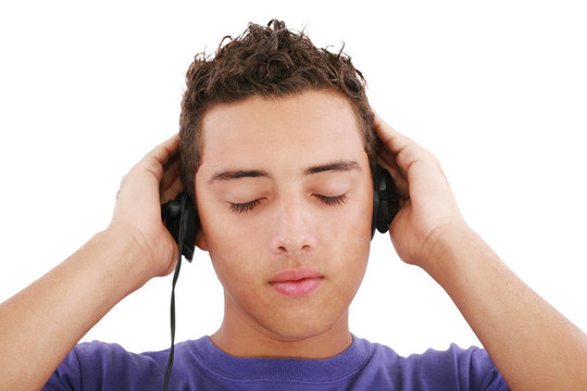 男孩聽音樂；孤立的白色