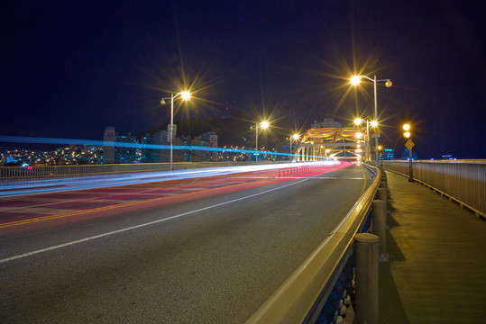城市夜景與車燈