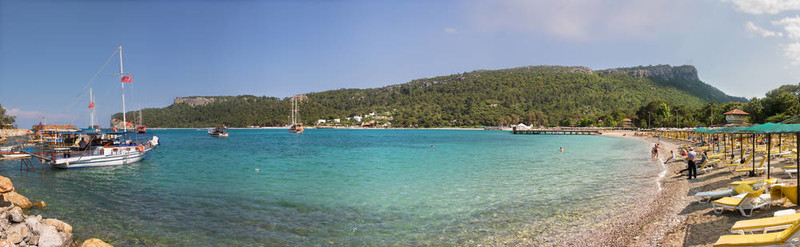 公共海灘全景。