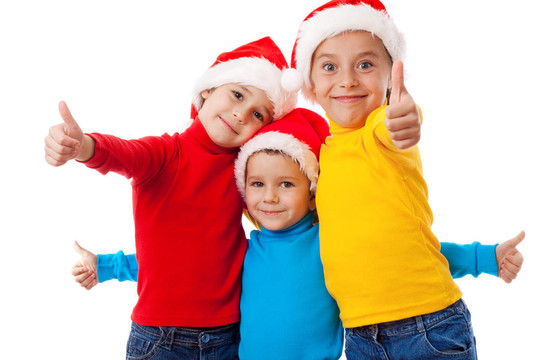 三個(gè)微笑的孩子在Santa的帽子