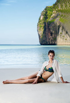 海灘上的美女。披披島。泰國