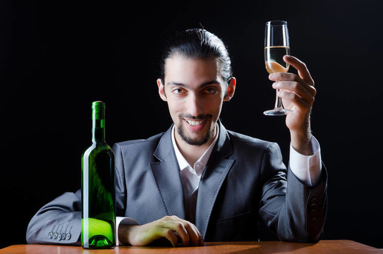 男子品酒酒杯