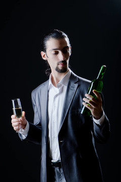男子品酒酒杯