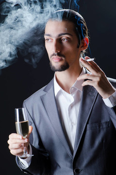 男子品酒酒杯