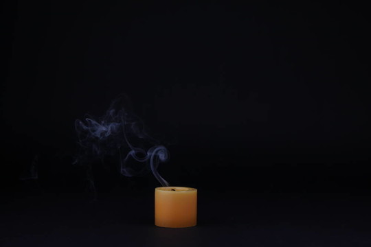 黑暗中的蠟燭