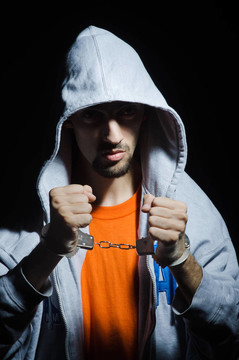 年輕犯人戴著手銬