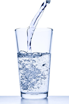 將水倒入玻璃