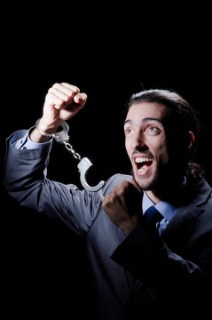 商人因犯罪被判入獄