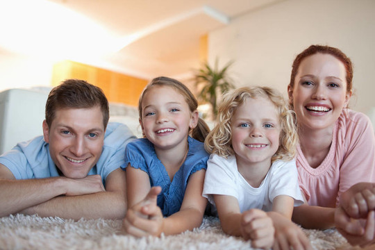 地毯上的幸福家庭