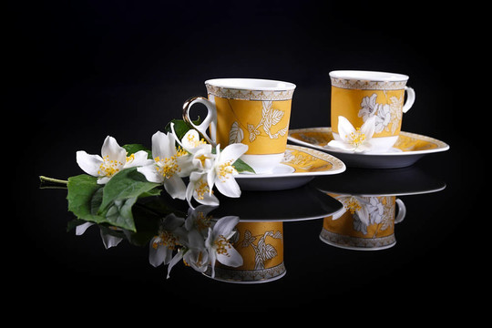 黃色杯黑色與jasmine flower