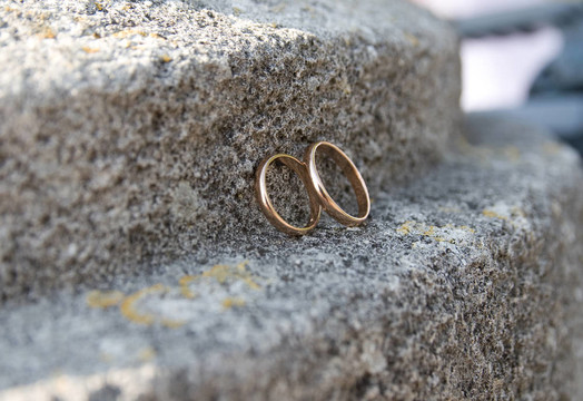 石頭上的結(jié)婚戒指