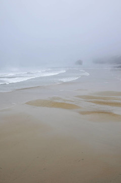 海灘下的雨與霧天氣