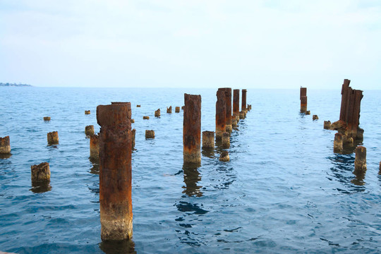 海上生銹的舊鐵橋