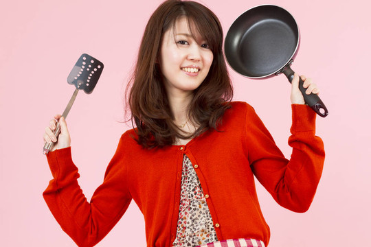 做飯的年輕女子