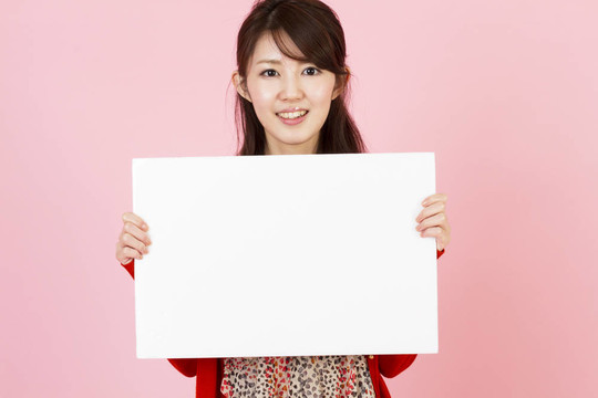 美麗的年輕女子與柏