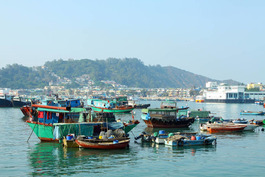 Cheung Chau在香港的海景；以漁船為背景。