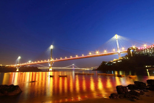 晚上在香港汀九橋