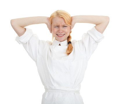 憤怒的女廚師用白色的制服舉起手