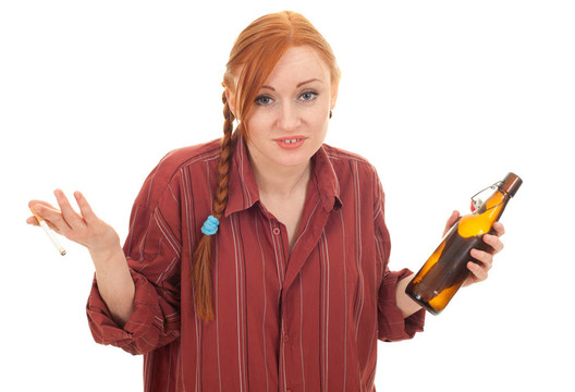 抽煙的年輕女人留著棕色的啤酒
