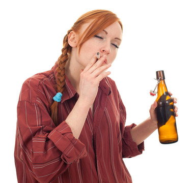 抽煙的年輕女人留著棕色的啤酒