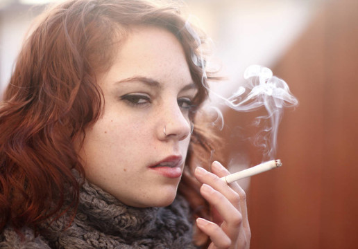 年輕的女人吸煙