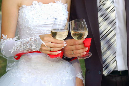 新郎和未婚妻手中的香檳酒杯