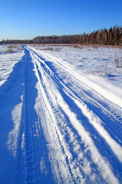 在冰雪路面
