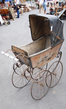 非常古老的嬰兒車