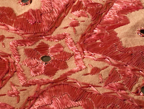 中性畫布上粉紅色花朵的刺繡
