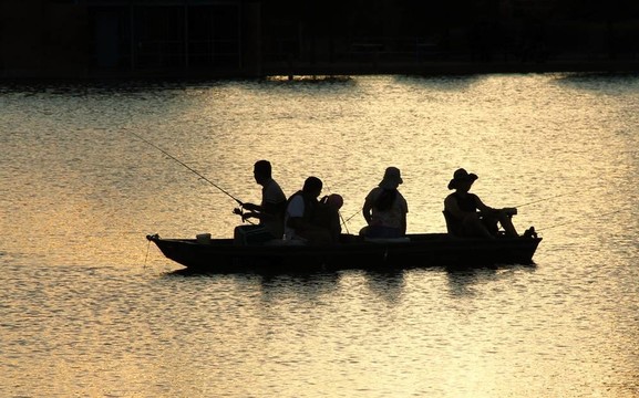 湖上釣魚