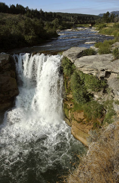 在阿爾伯塔西南部的Lunbreck Falls