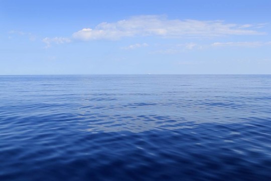 平靜的藍海地平線完美的海洋