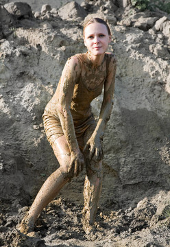 美丽的女孩站在泥土