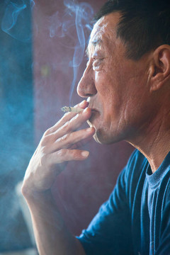 亞洲人亞洲人抽煙